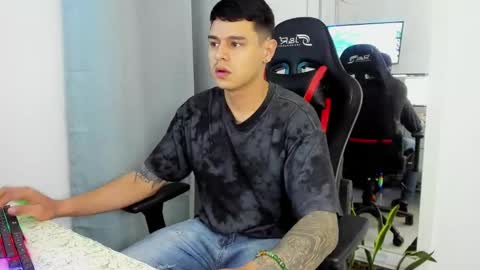 Snapshot of dage_19 chatting on 11.11.25 my name is Jhon and I live in colombia online show from 11.11.25