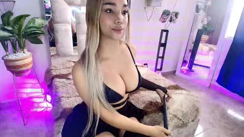 Snapshot of dahnia_cruz chatting on 11.26.25 dahnia_cruz online show from 11.26.25