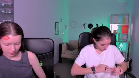 Snapshot of daisy_baby_ chatting on 12.03.25 daisy online show from 12.03.25