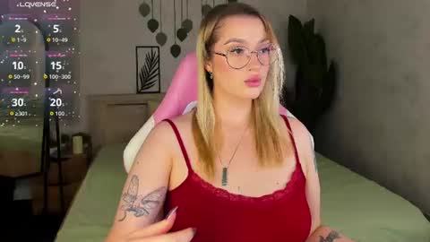 Snapshot of daisy_beckerr chatting on 08.09.26 Viickie online show from 08.09.26