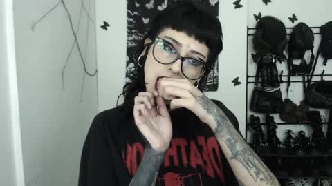 Snapshot of dakota_krall_ chatting on 12.21.25 dakota online show from 12.21.25