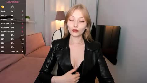 Snapshot of dakotamabs chatting on 11.13.25 Dakota online show from 11.13.25