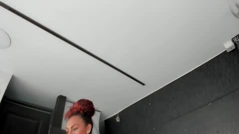 Snapshot of dalaymoore_ chatting on 12.21.25 Dalay online show from 12.21.25