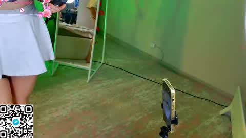 Snapshot of damn_emilia chatting on 11.30.25 Emilia online show from 11.30.25