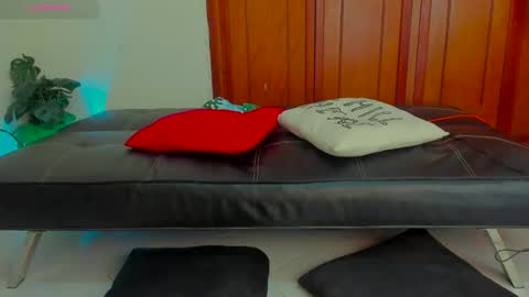 Kary-- independent model Schedule 0530am-1000am colombian time online show from 01.27.25