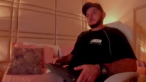 Snapshot of damonsantos chatting on 11.02.25 D A M O N online show from 11.02.25