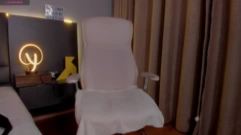 Snapshot of damonsantos chatting on 12.15.25 D A M O N online show from 12.15.25