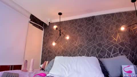 Snapshot of danaandthamaraangels chatting on 10.31.25 online show from 10.31.25