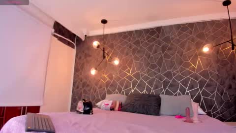 Snapshot of danaandthamaraangels chatting on 10.31.25 online show from 10.31.25