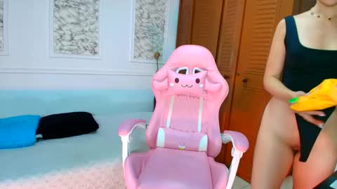 Snapshot of danellahouston chatting on 11.18.25 Danella Houston online show from 11.18.25