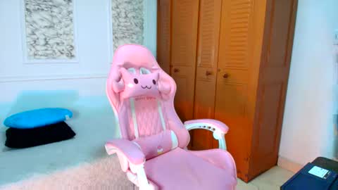 Snapshot of danellahouston chatting on 11.19.25 Danella Houston online show from 11.19.25