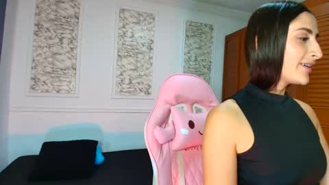 Snapshot of danellahouston chatting on 12.14.25 Danella Houston online show from 12.14.25