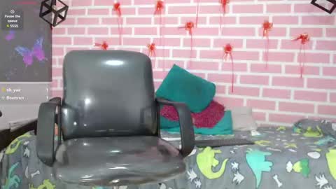 Snapshot of dani_lue chatting on 02.21.25 dani_lue online show from 02.21.25