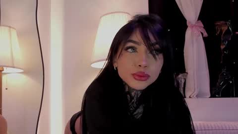 Snapshot of dani_valen chatting on 12.18.25 Dani online show from 12.18.25
