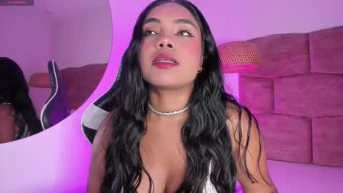 Snapshot of dani_velvet chatting on 12.04.25 online show from 12.04.25