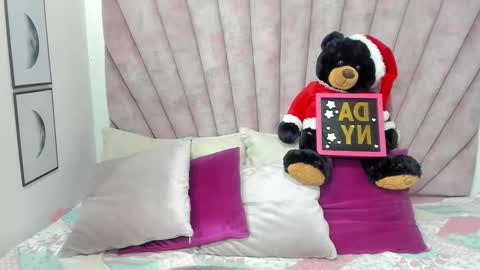 Snapshot of daniibelluci chatting on 12.04.25 DaniiBelluci online show from 12.04.25