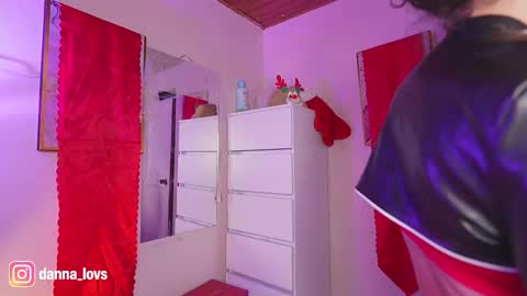 Danna Lovs online show from 12.15.25