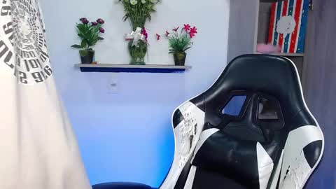 Snapshot of danna_schmidt23 chatting on 11.25.25 Danna online show from 11.25.25