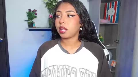 Snapshot of danna_schmidt23 chatting on 11.27.25 Danna online show from 11.27.25