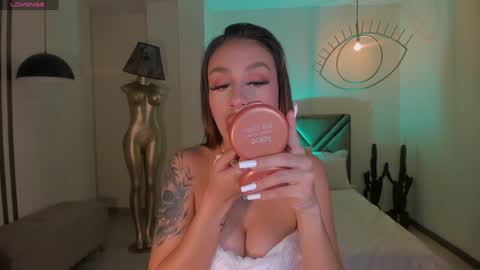 Danna Cruz  online show from 12.17.24