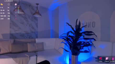 Danna Cruz  online show from 02.18.25