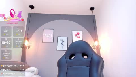 Snapshot of dannavelvet chatting on 11.30.25 Danna online show from 11.30.25