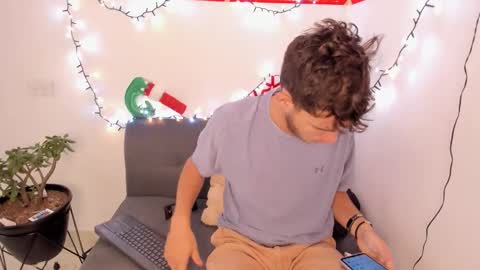 Snapshot of danny_and_lara chatting on 11.24.25 danny_and_lara online show from 11.24.25