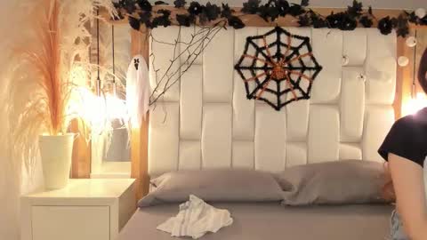 daphne_and_roger online show from 10.15.25