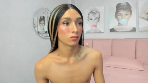 Snapshot of dara_petite_ chatting on 11.16.25 online show from 11.16.25