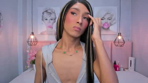 Snapshot of dara_petite_ chatting on 11.18.25 online show from 11.18.25