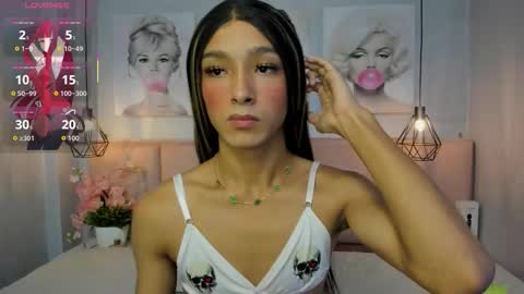 Snapshot of dara_petite_ chatting on 11.21.25 online show from 11.21.25