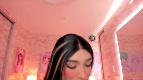 Snapshot of dara_petite_ chatting on 12.03.25 online show from 12.03.25