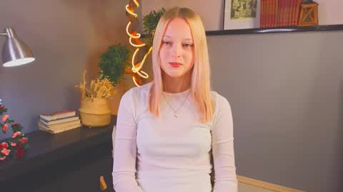 Snapshot of darceyheyd chatting on 11.12.25 Kami online show from 11.12.25