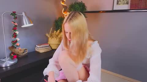 Snapshot of darceyheyd chatting on 11.15.25 Kami online show from 11.15.25