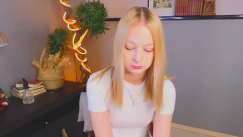 Snapshot of darceyheyd chatting on 11.18.25 Kami online show from 11.18.25