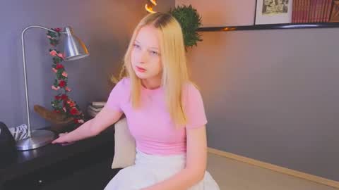 Snapshot of darceyheyd chatting on 11.19.25 Kami online show from 11.19.25