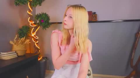 Snapshot of darceyheyd chatting on 11.30.25 Kami online show from 11.30.25