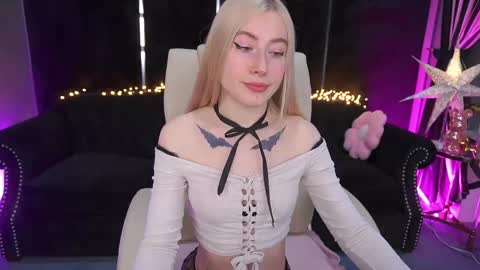 Snapshot of dariadelly chatting on 05.24.26 dariadelly online show from 05.24.26
