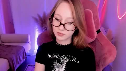 Snapshot of dariatate chatting on 12.20.25 Daria Tate online show from 12.20.25