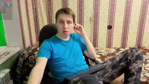 Snapshot of darienlarge chatting on 12.14.25 darienlarge online show from 12.14.25