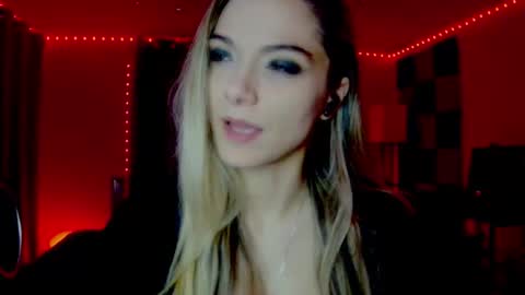 Snapshot of darkskullmistress chatting on 11.07.25 roseredgoddess online show from 11.07.25