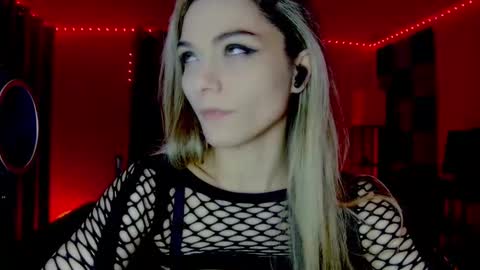 Snapshot of darkskullmistress chatting on 11.19.25 roseredgoddess online show from 11.19.25