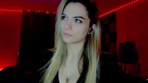 Snapshot of darkskullmistress chatting on 11.27.25 roseredgoddess online show from 11.27.25