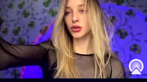 Snapshot of darlingdarinka chatting on 12.14.25 D online show from 12.14.25