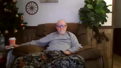 Snapshot of dave571960 chatting on 12.21.25 dave571960 online show from 12.21.25