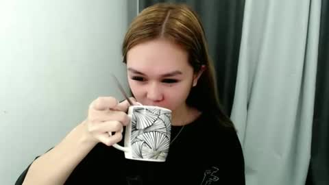 Snapshot of davinascott_03 chatting on 10.22.25 Davina online show from 10.22.25