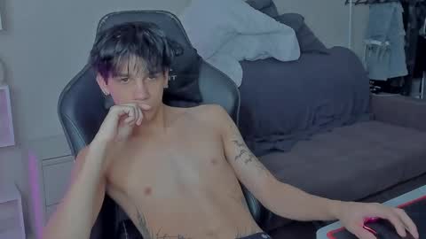 Snapshot of davisross chatting on 12.04.24 davis online show from 12.04.24