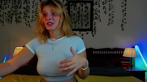 Snapshot of dayna_sunset chatting on 09.17.25 dayna_sunset online show from 09.17.25
