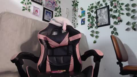 Snapshot of dazzayyy chatting on 12.04.24 dazzayy online show from 12.04.24