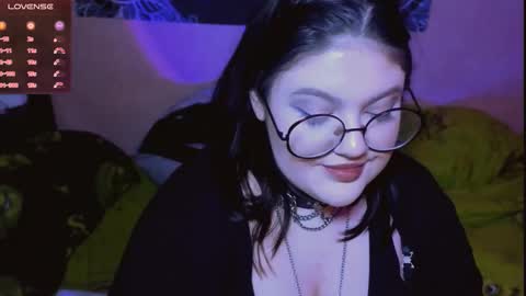 Snapshot of de_v1l chatting on 12.18.25 Luna online show from 12.18.25